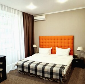 Comfort Room, 1 King Bed | Minibar, desk, blackout drapes, soundproofing