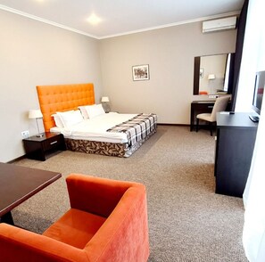 Comfort Room, 1 King Bed | Minibar, desk, blackout drapes, soundproofing