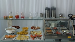 Se ofrece un desayuno bufé todos los días (por un coste adicional)
