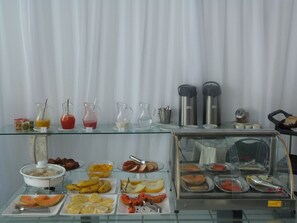Desayuno buffet (BRL 10.00 por persona) 
