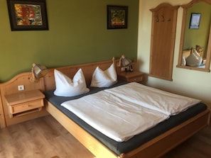 Minibar, in-room safe, free cots/infant beds, rollaway beds - Hotel & Gasthof Zur Linde (Mönchgut-Granitz)