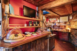 Breakfast, lunch and dinner served  - Hotel & Gasthof Zur Linde (Mönchgut-Granitz)