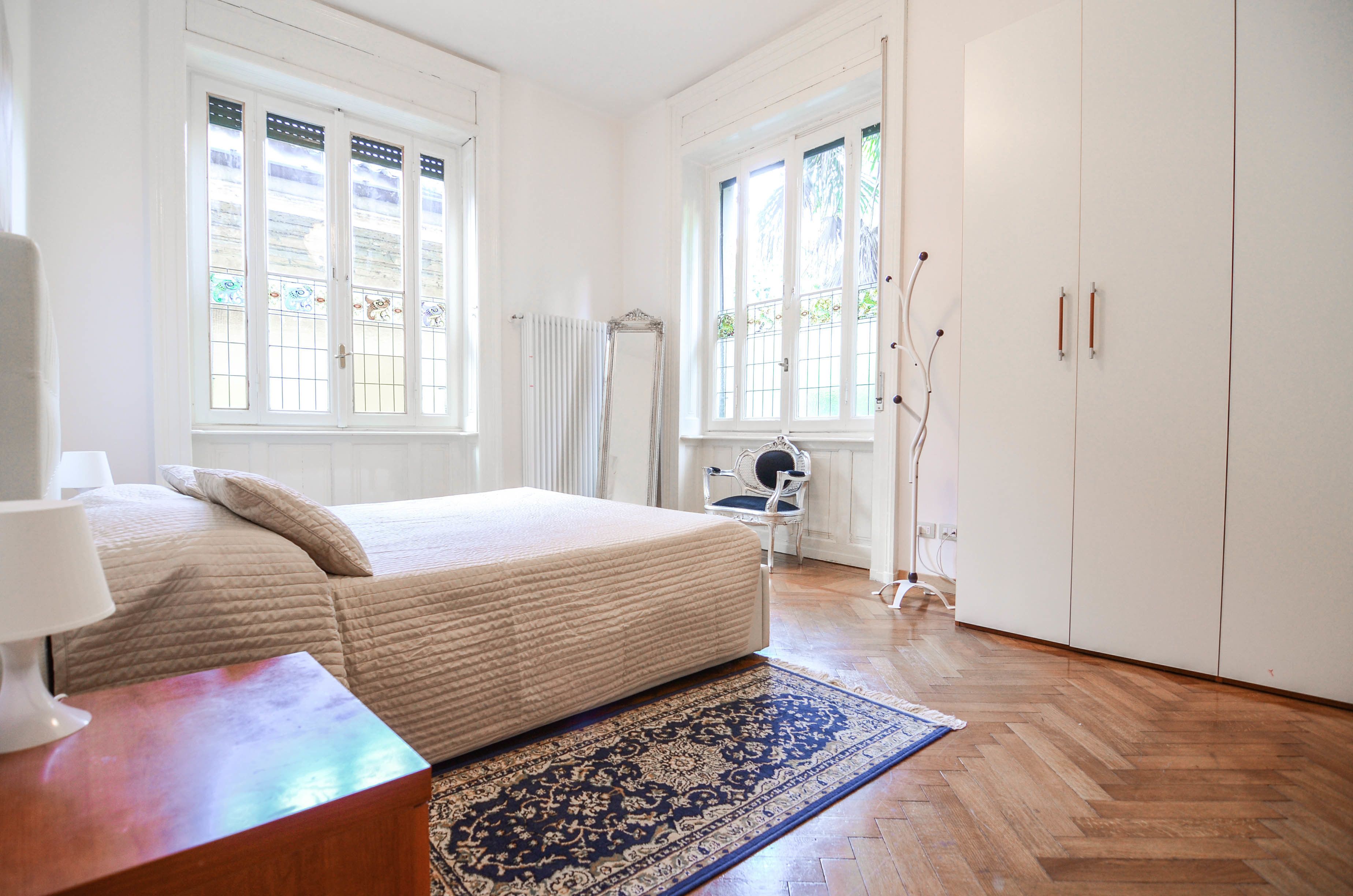 Deluxe-huoneisto, järvinäköala (Salita Genazzini n. 4) | Työpöytä, silitysrauta/-lauta, ilmainen Wi-Fi, vuodevaatteet