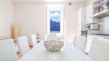 Apartamento Deluxe, vistas al lago (Salita Genazzini n. 4) | Cocina privada | Frigorífico grande, microondas, placa de cocina y cafetera o tetera