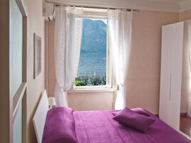 Escritorio, tabla de planchar con plancha, wifi gratis y ropa de cama 