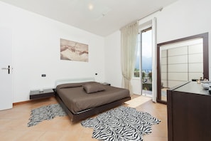 Design-Apartment, Seeblick (4 balconies - Via Nuova 1) | Schreibtisch, Bügeleisen/Bügelbrett, kostenloses WLAN, Bettwäsche