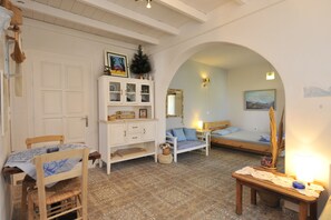 Deluxe Triple Room | Living area | Flat-screen TV - Heliolithos Blue Bay (Paros)