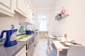 Kühlschrank, Herdplatte, Wasserkocher mit Kaffee-/Teezubehör