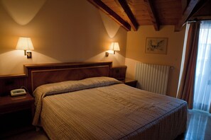 Habitación doble | Caja fuerte, escritorio, cunas (de pago) y wifi gratis