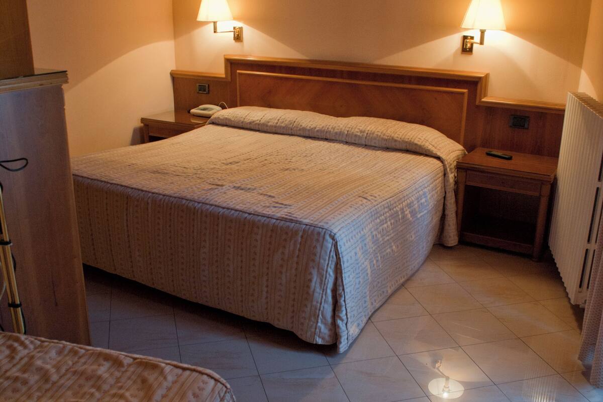 triple room | in-room safe, desk, cots/infant beds, free wifi