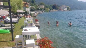 Spiaggia privata, lettini da mare, ombrelloni, teli da spiaggia