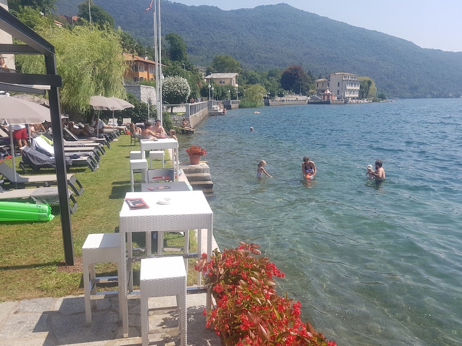 Yksityinen ranta, aurinkotuoleja, aurinkovarjoja, rantapyyhkeitä