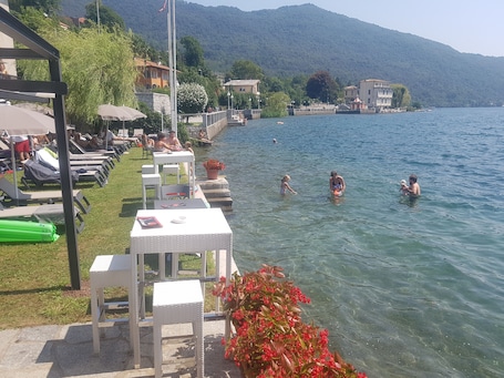 Plage privée, chaises longues, parasols, serviettes de plage. Bettina