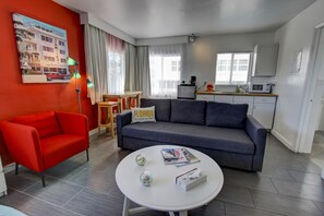 Camera Executive, 1 letto king con divano letto, angolo cottura (Minimum check-in age is 25) | Area soggiorno | TV LCD