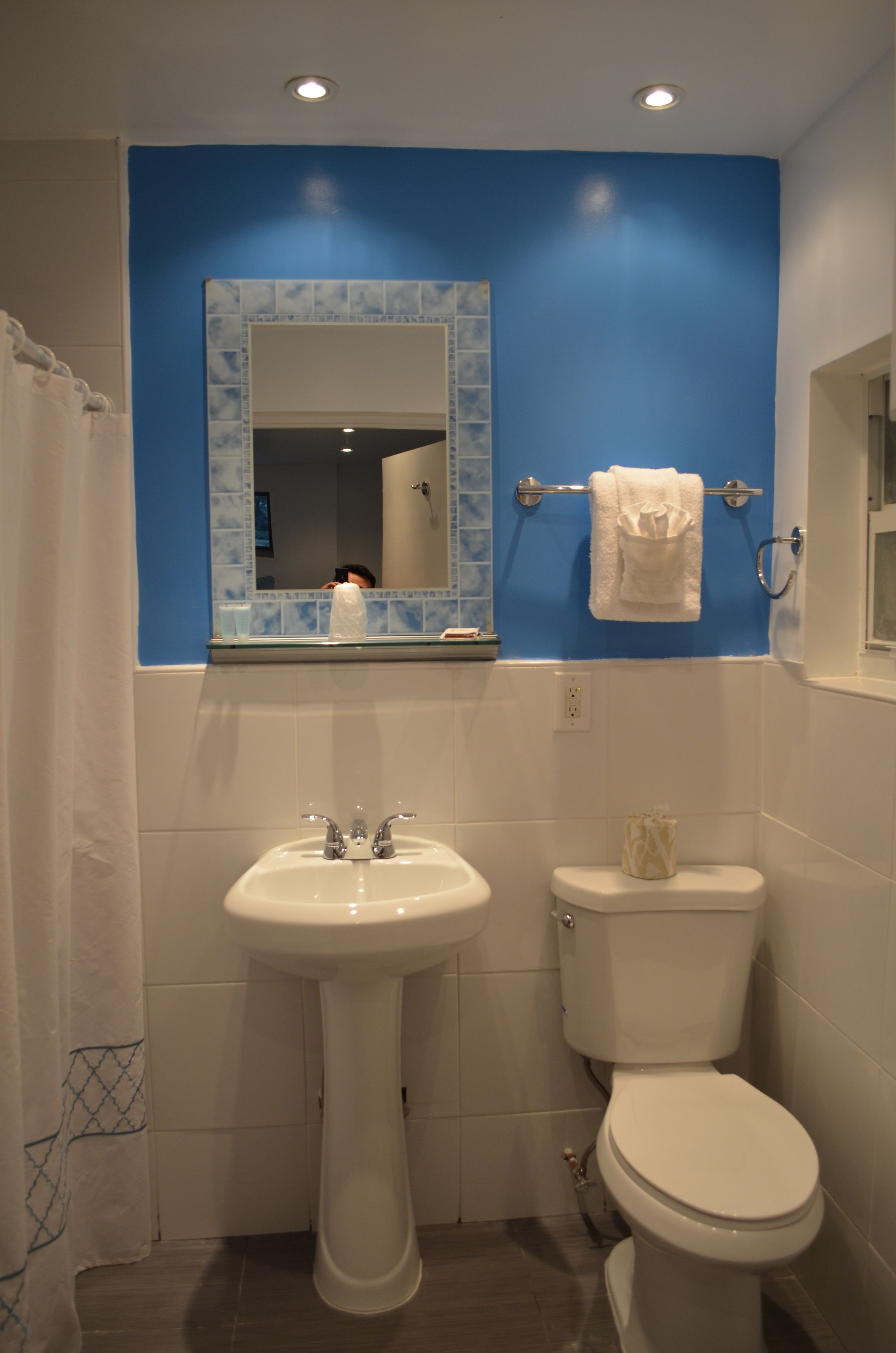 bunk bed room (dorm) w/private bathroom - no parking (min age check in 25) | 1 bedroom, in-room safe, desk, free cots/infant beds