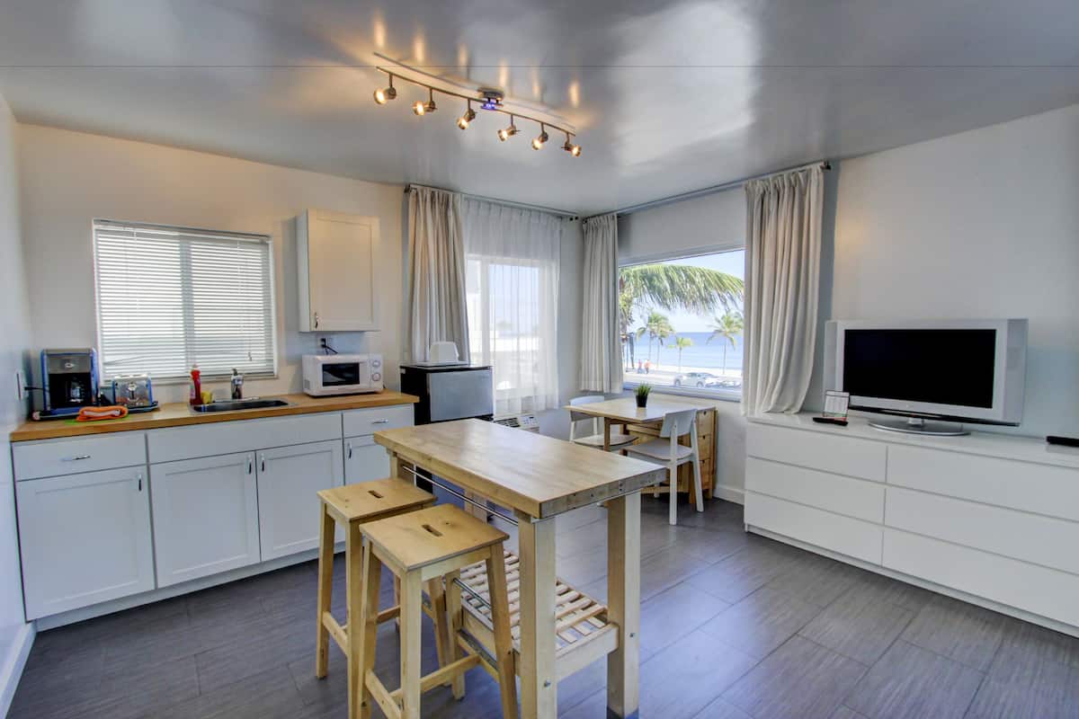 deluxe suite, 1 king bed, kitchenette, ocean view (minimum check-in age is 25) | private kitchen | fridge, coffee/tea maker