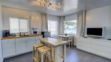 Suite Deluxe, 1 cama de matrimonio grande, cocina básica, vistas al mar (Minimum check-in age is 25) | Cocina privada | Frigorífico y cafetera o tetera