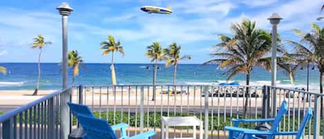 Platja a a prop, platja de sorra blanca i para-sols per a la platja