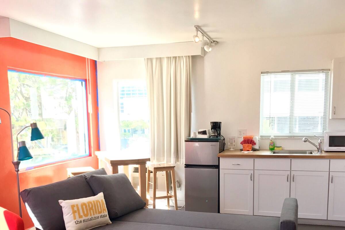 executive room, 1 king bed with sofa bed, kitchenette (minimum check-in age is 25) | private kitchenette | fridge, coffee/tea maker