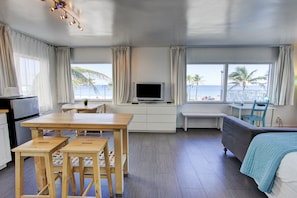 Deluxe suite, 1 kingsize bed, kitchenette, uitzicht op oceaan (Minimum check-in age is 25) | Een kluis op de kamer, een bureau, gratis babybedden, gratis wifi