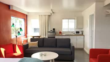 Habitación ejecutiva, 1 cama de matrimonio grande con sofá cama (Minimum check-in age is 25) | 1 dormitorio, caja fuerte, escritorio y cunas gratuitas
