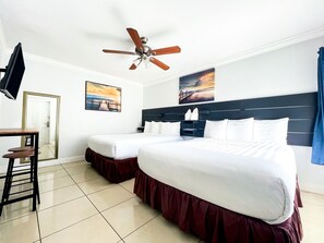 Habitación Deluxe, 2 camas Queen size, para no fumadores | Caja de seguridad en la habitación y tabla de planchar con plancha 