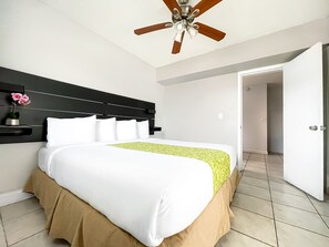 Ropa de cama hipoalergénica y caja de seguridad en la habitación 