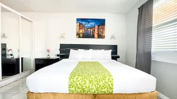 Ropa de cama hipoalergénica y caja de seguridad en la habitación