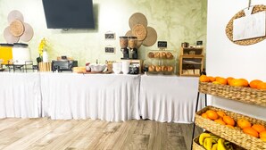 Un buffet proposant une variété de plats et un téléviseur fixé au mur.
