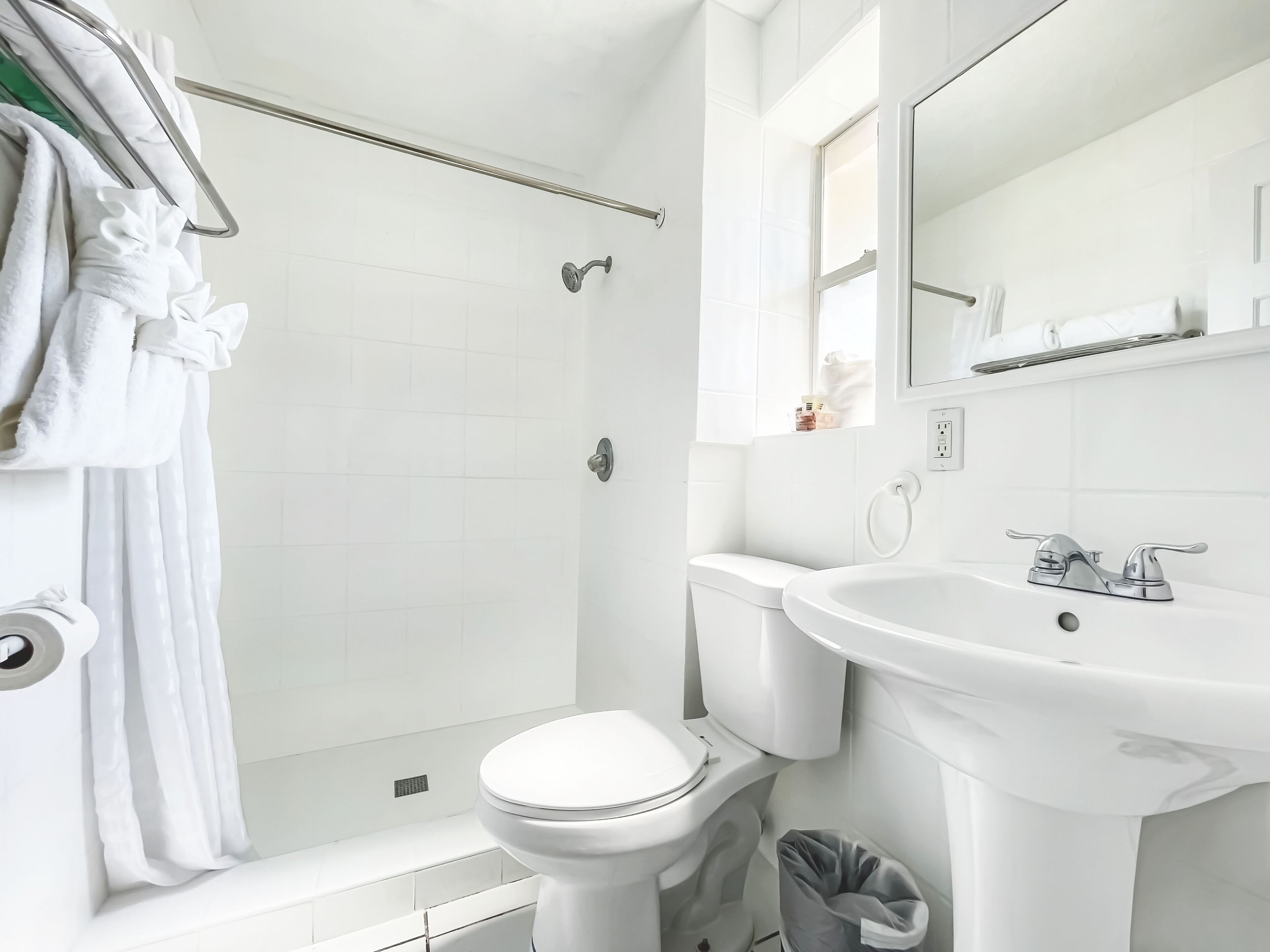 Un baño moderno con inodoro, lavabo y ducha.