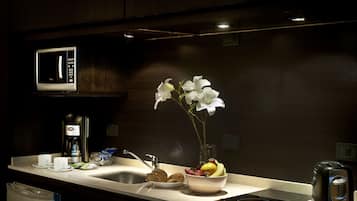 Refrigerador, microondas, cafetera y tetera y utensilios de cocina