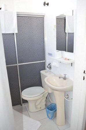 Shower, towels - Hotel Faguile (Foz do Iguaçu)