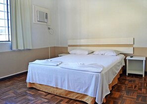 Quarto casal standard | Cortinas blackout, Wi-Fi de cortesia