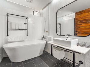 Deluxe Double Room, Mountain View | Bathroom | Hair dryer, towels, shampoo, toilet paper - El Puerto Hotel (Hengchun)