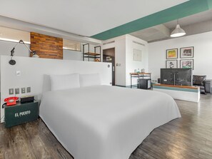 Quarto casal luxo | Edredons de pluma, escrivaninha, cortinas blackout