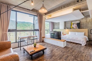 綠洲花現四人房山景 | 羽绒被、办公桌、遮光窗帘、隔音