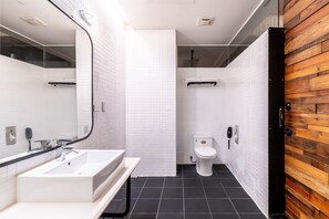 Quadruple Room, Multiple Beds | Bathroom | Hair dryer, towels, shampoo, toilet paper - El Puerto Hotel (Hengchun)