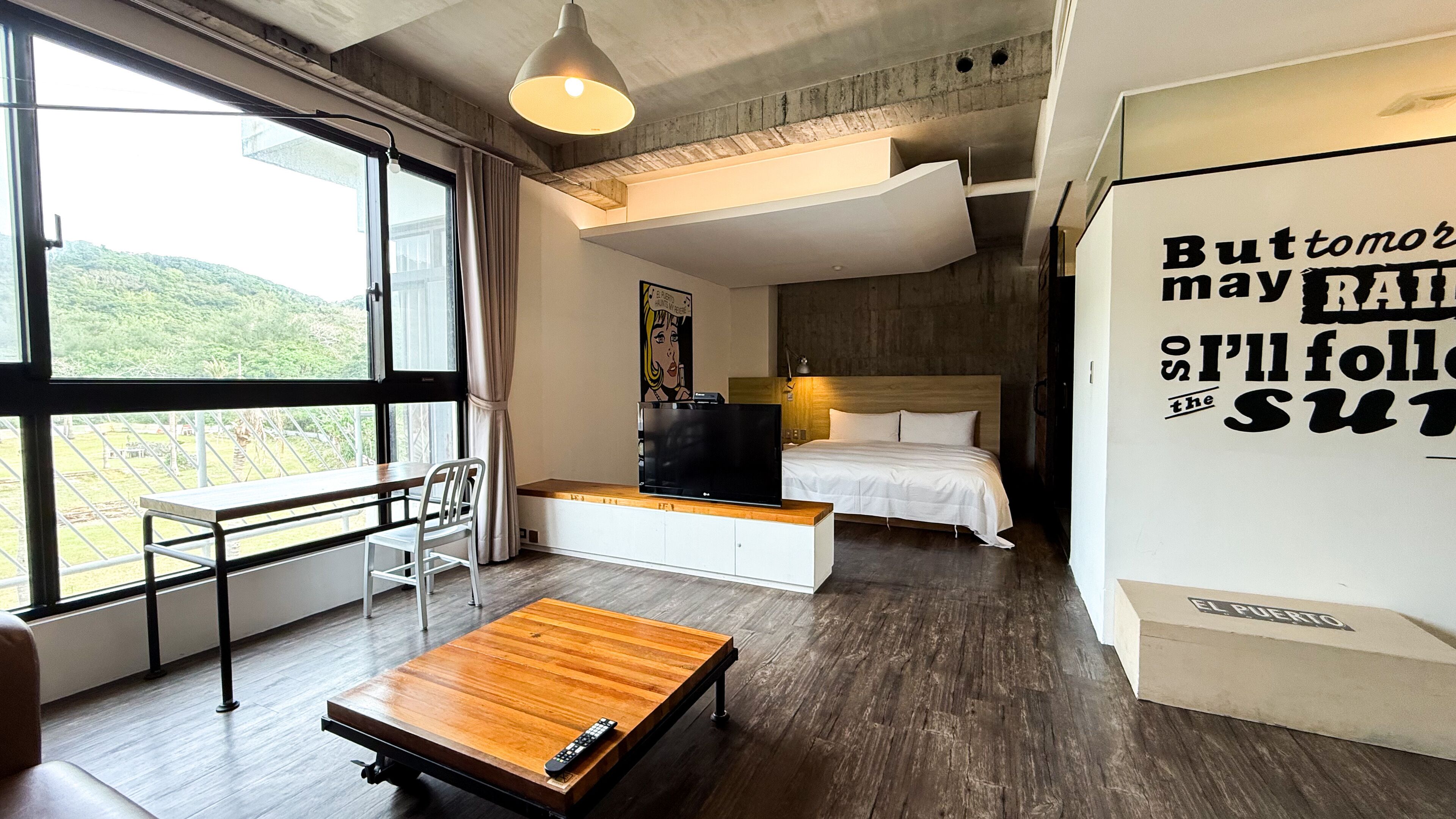 Standard dubbelrum - utsikt mot bergen | Duntäcken, skrivbord, mörkläggningsgardiner och ljudisolering