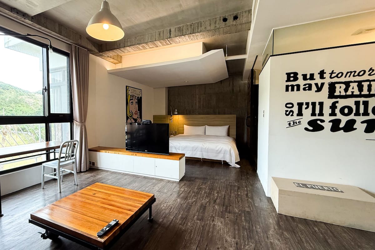 Standard dubbelrum - utsikt mot bergen | Duntäcken, skrivbord, mörkläggningsgardiner och ljudisolering