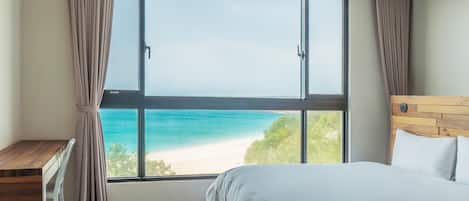 Vierbettzimmer, Mehrere Betten | Daunenbettdecken, Schreibtisch, Verdunkelungsvorhänge