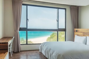 微风海蓝四人房海景 | 羽绒被、办公桌、遮光窗帘、隔音