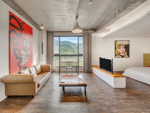 Oasis Flower Double Room with Mountain View | Down comforters, desk, blackout drapes, soundproofing - El Puerto Hotel (Hengchun)