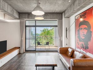 Oasis Flower Double Room with Mountain View | Down comforters, desk, blackout drapes, soundproofing - El Puerto Hotel (Hengchun)
