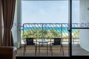 Cubrecamas, escritorio, cortinas blackout y sistema de insonorización 