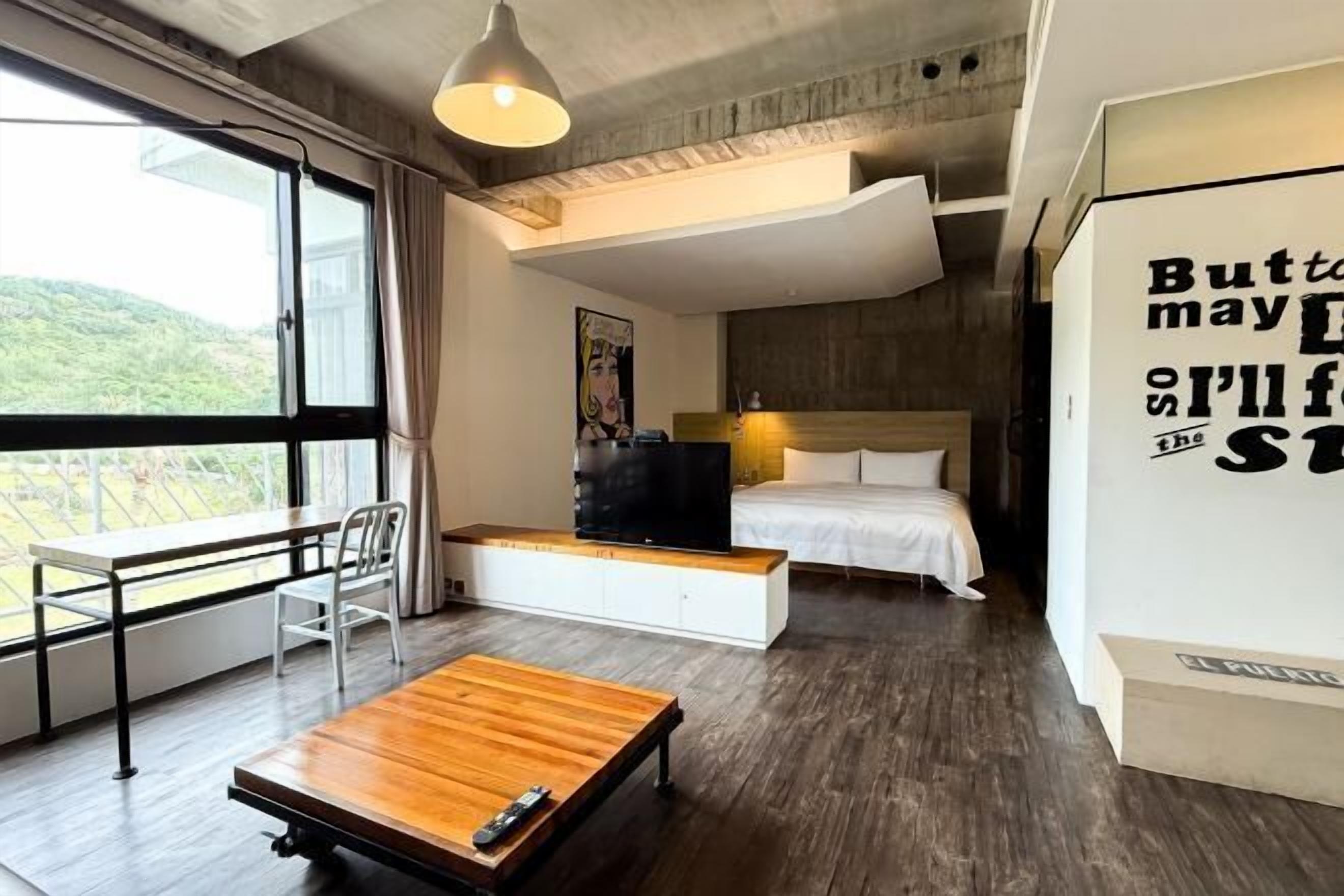 Edredón, escritorio, cortinas blackout y insonorización 