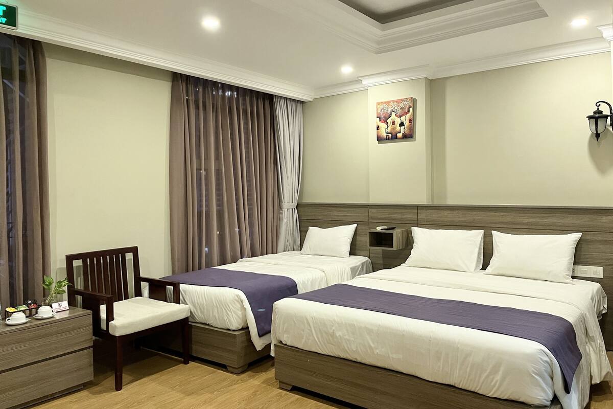 Triple Room | Minibar, in-room safe, desk, blackout curtains