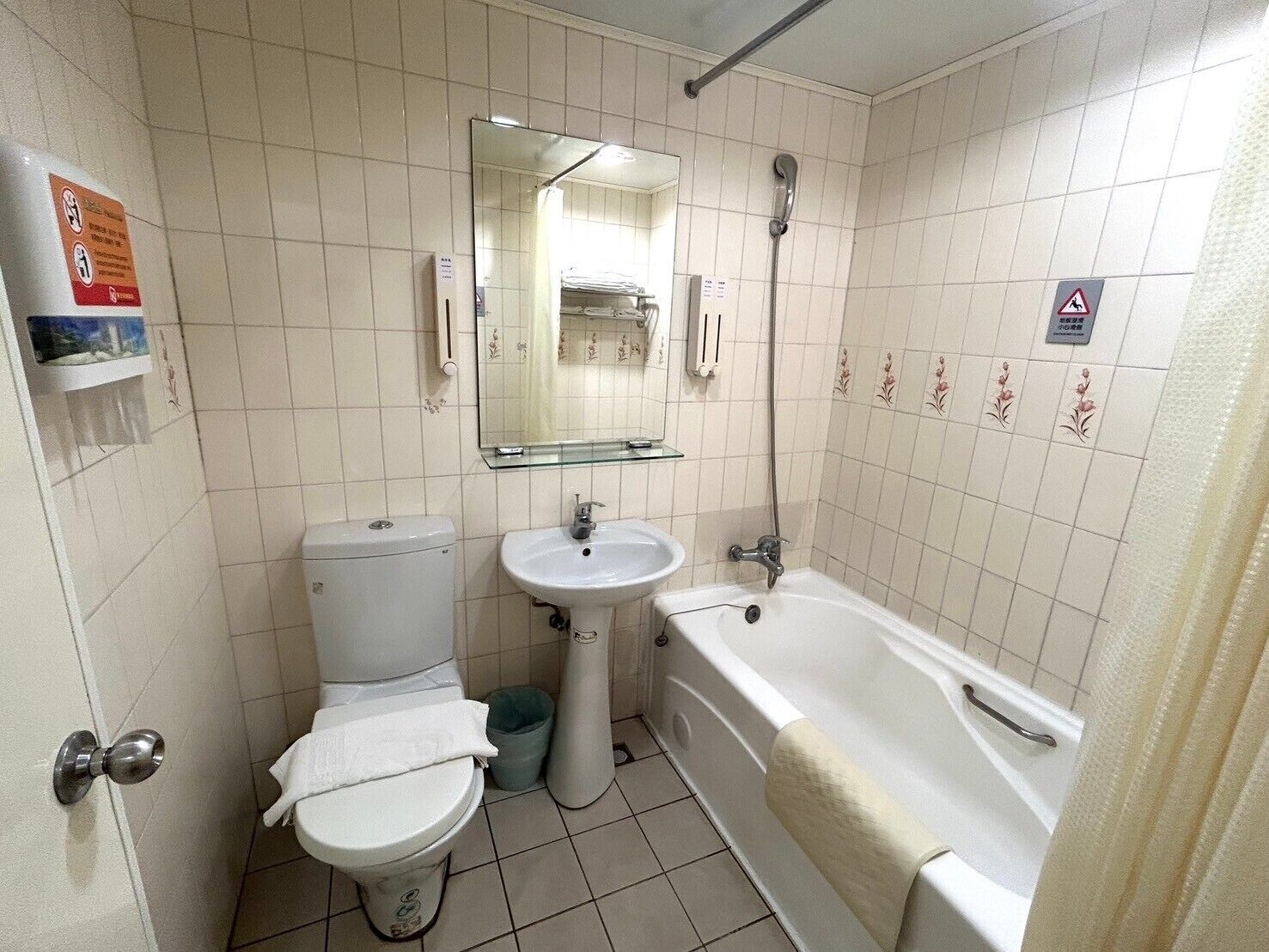 Triple Room | Bathroom | Combined shower/tub, hair dryer, towels, shampoo