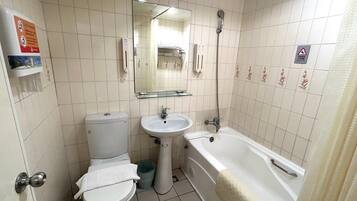 Triple Room | Bathroom | Combined shower/tub, hair dryer, towels, shampoo