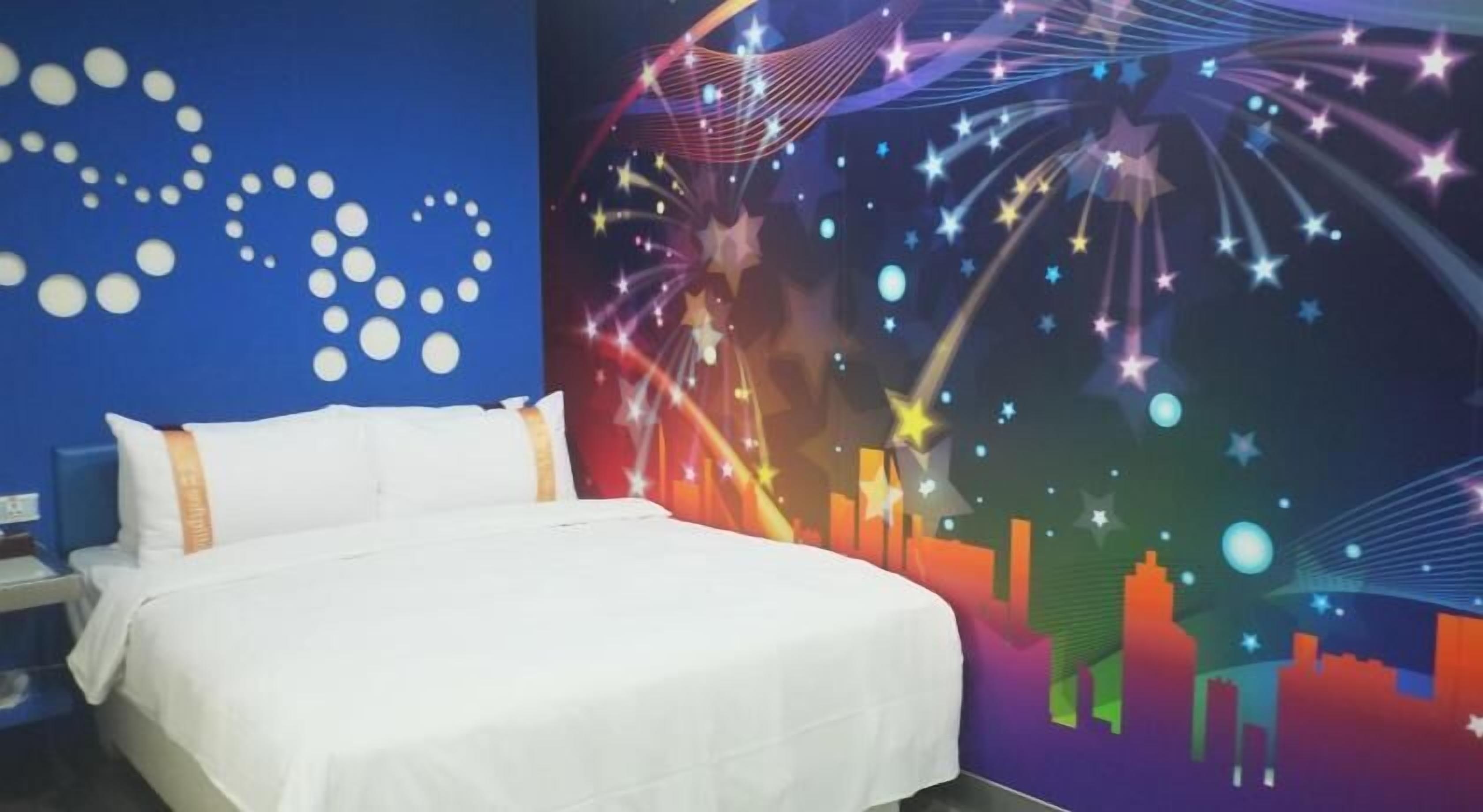 書桌、免費無線上網、床單、無障礙通道