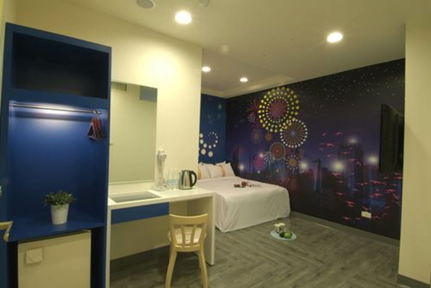 書桌、免費無線上網、床單、無障礙通道